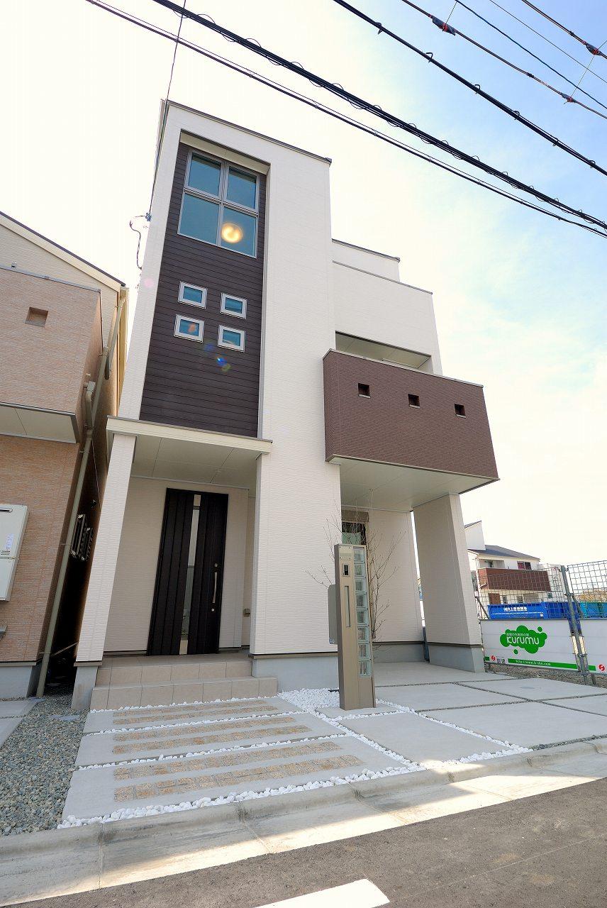 Local photos, including front road. Three-story plan. Simple and timeless design is popular.