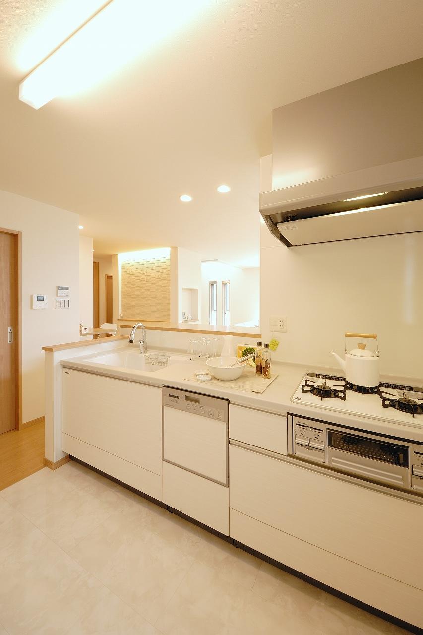 Model house photo. Kitchen You can choose from your favorite manufacturer. Also equipped with state-of-the-art equipment such as a touch-less faucet.