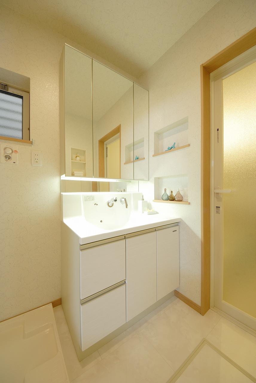 Model house photo. Vanity of the standard specification. You can choose from your favorite manufacturer. Amount of storage is also a lot, In addition to care it is also easy to.