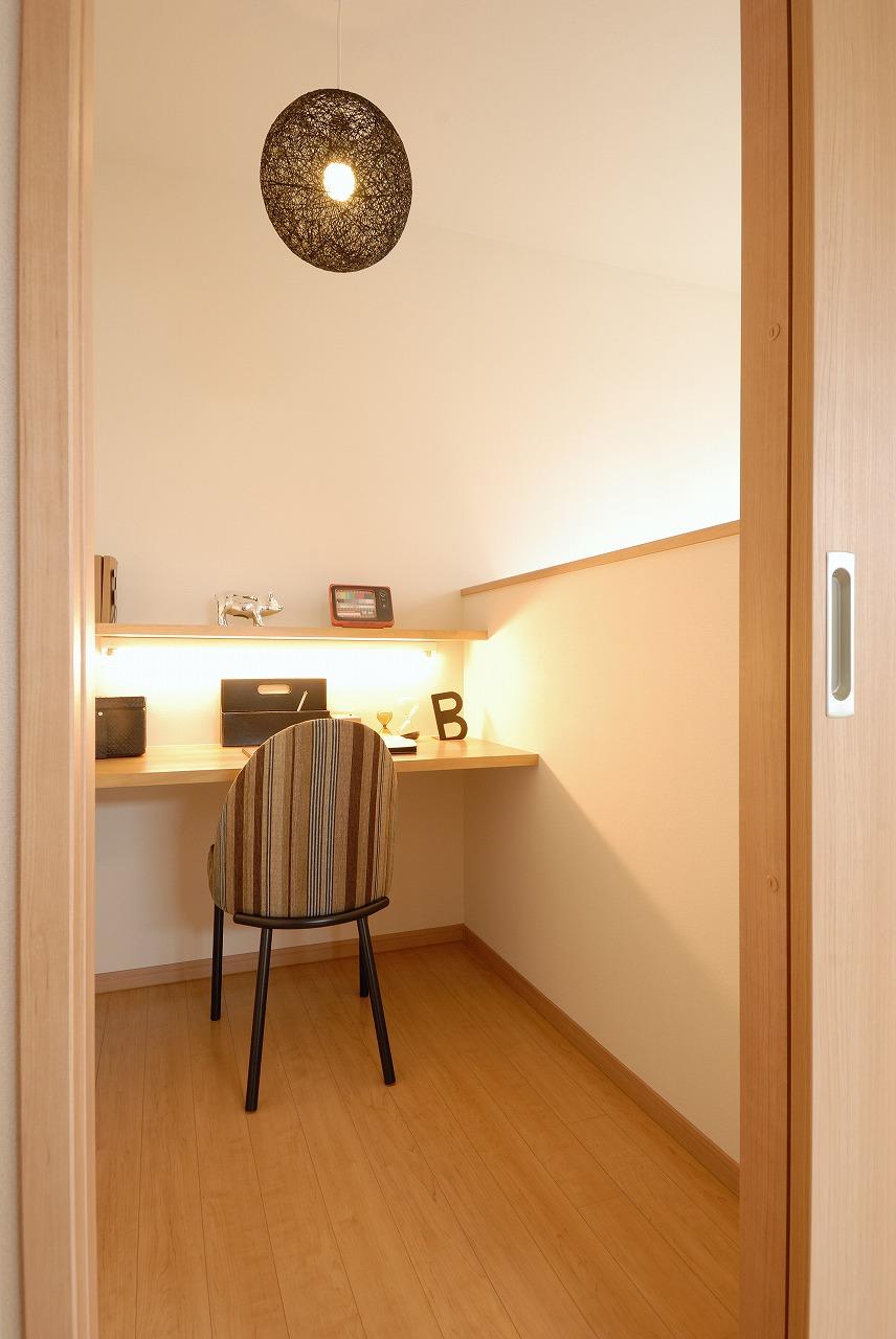 Model house photo. Study. Moderuhasuu of the study is, It has led on the first floor of a Japanese-style room and atrium. It is possible to be in the work on the second floor feel the first floor of the sign, Also easy to scale communication.