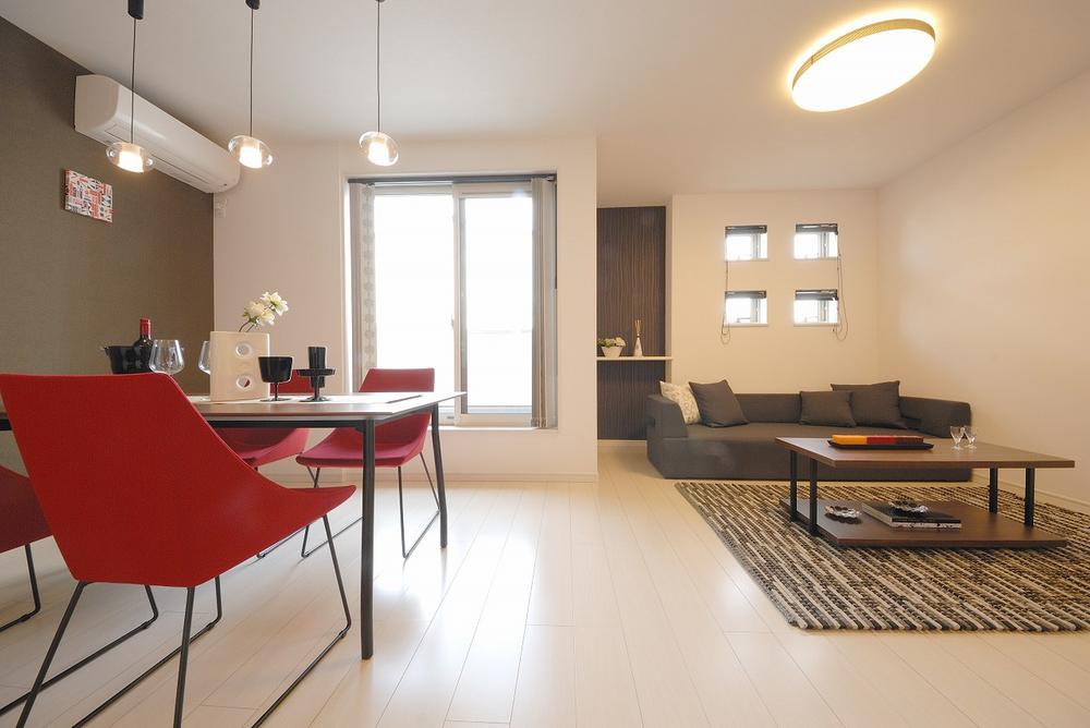 Model house photo. You can effectively use as a display shelf to the inside of the wall of the external insulation house "Kurumu" So outer wall part. You can display your favorite goods and accessories, There is no need to put you can also because the furniture can be used as a bookshelf, Neat also room.