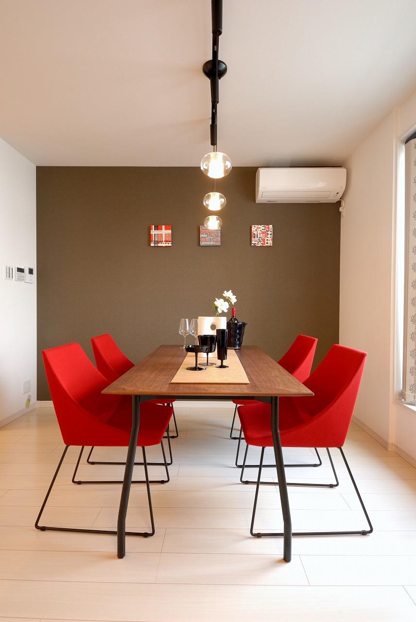 Model house photo. Also it changes much impression of the room with accent Cross. Please consult.