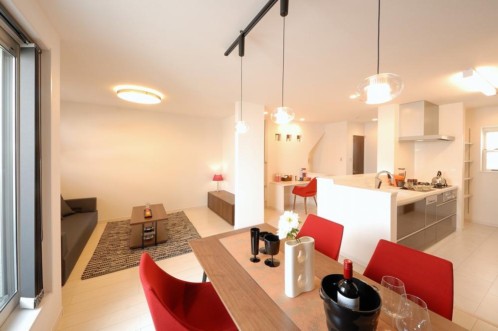 Model house photo. Plan in which the LDK to L-type. By placing the L-type, You can divide the space faintly.