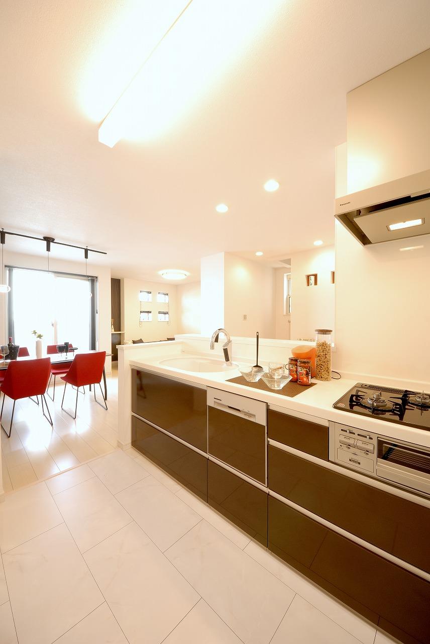 Model house photo. Kitchen You can choose from your favorite manufacturer. Also equipped with state-of-the-art equipment such as a touch-less faucet.