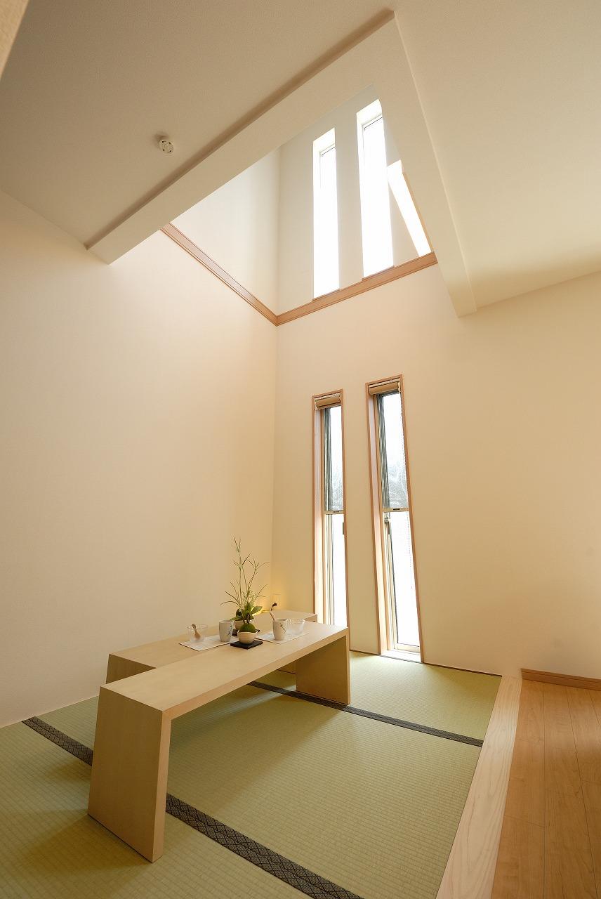 Building plan example (introspection photo). Tatami corner of the model house plan. Of external heat insulation house "Kurumu" So, Less likely to be a temperature difference, Be provided the atrium does not have to worry about the air conditioning efficiency. Bright sun light from the atrium is, It illuminates the relaxation space.