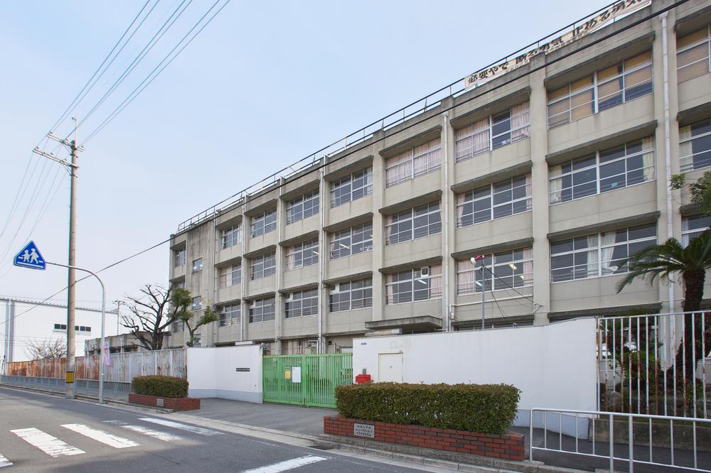 Primary school. 560m up to municipal Kano Elementary School