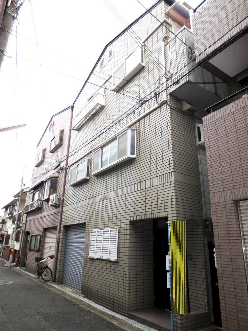 Local appearance photo. We frontage spacious. There is garage with shutter. 