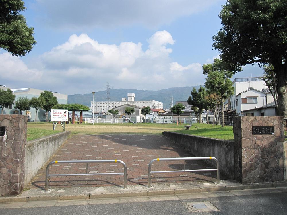 View photos from the dwelling unit. The entrance of the park, which spread to the front of the eye
