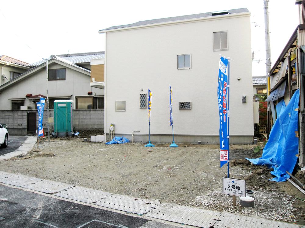 Local photos, including front road. Than No. 2 point side front road