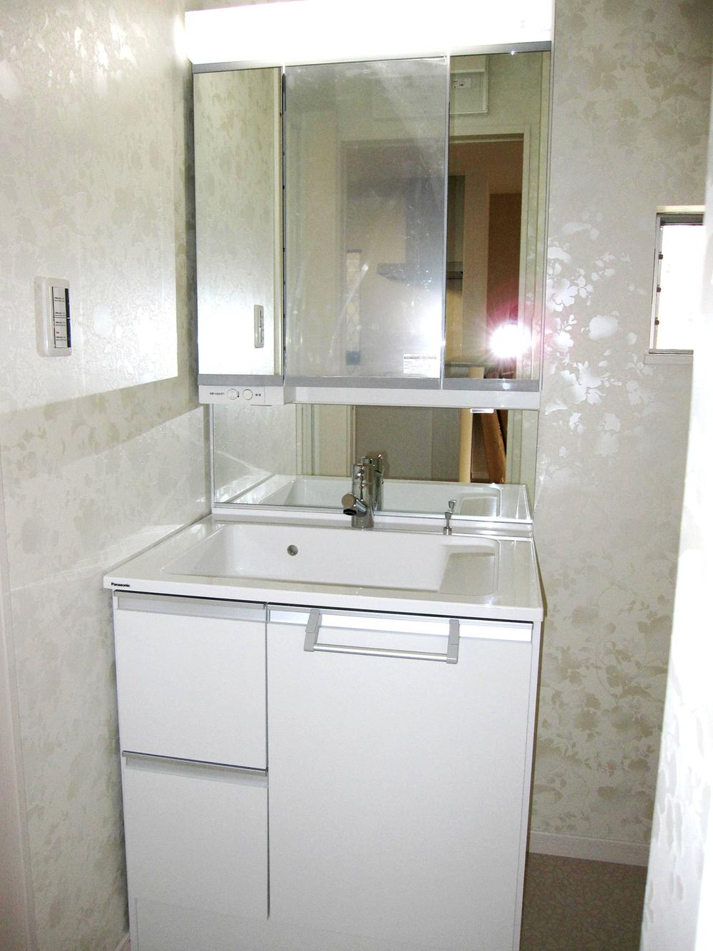 Wash basin, toilet. With a three-sided mirror back it became storage & Since the shower is also a type that extends us a big success in the busy morning.
