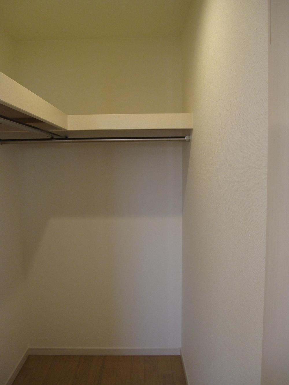 Receipt. Walk-in closet which arranged the shelves and the pipe in an L-shape