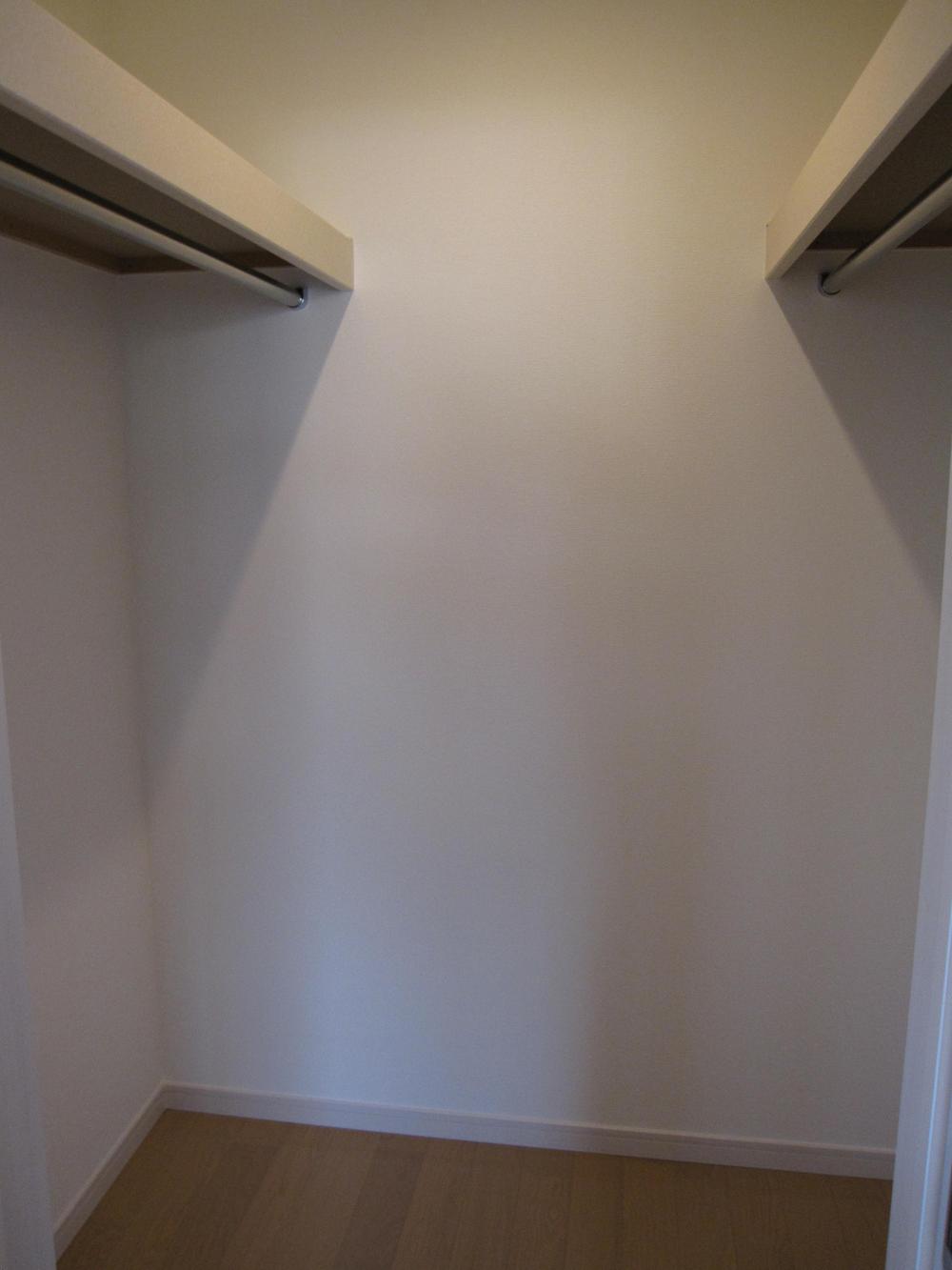 Receipt. Walk-in closet which arranged the shelves and pipe in parallel