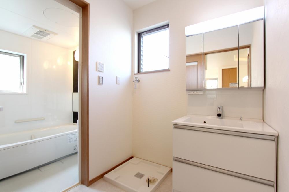 Wash basin, toilet. ■ Basin space