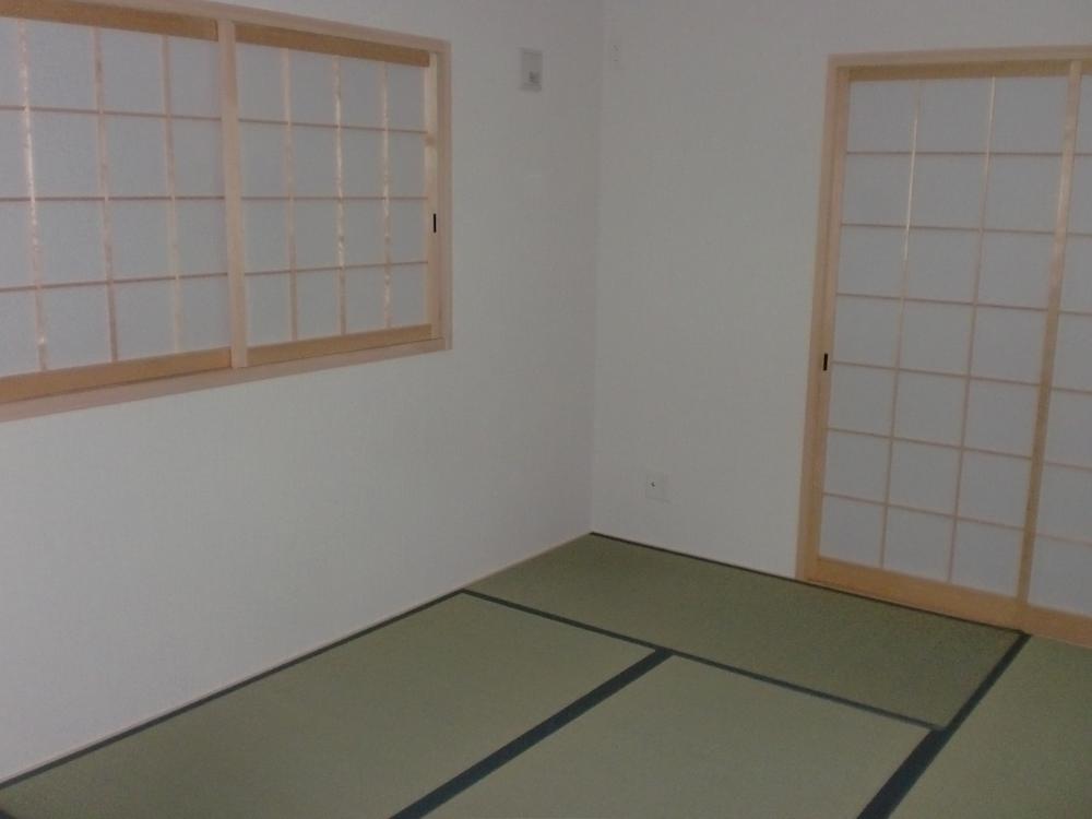 Non-living room. (Same specifications photo)