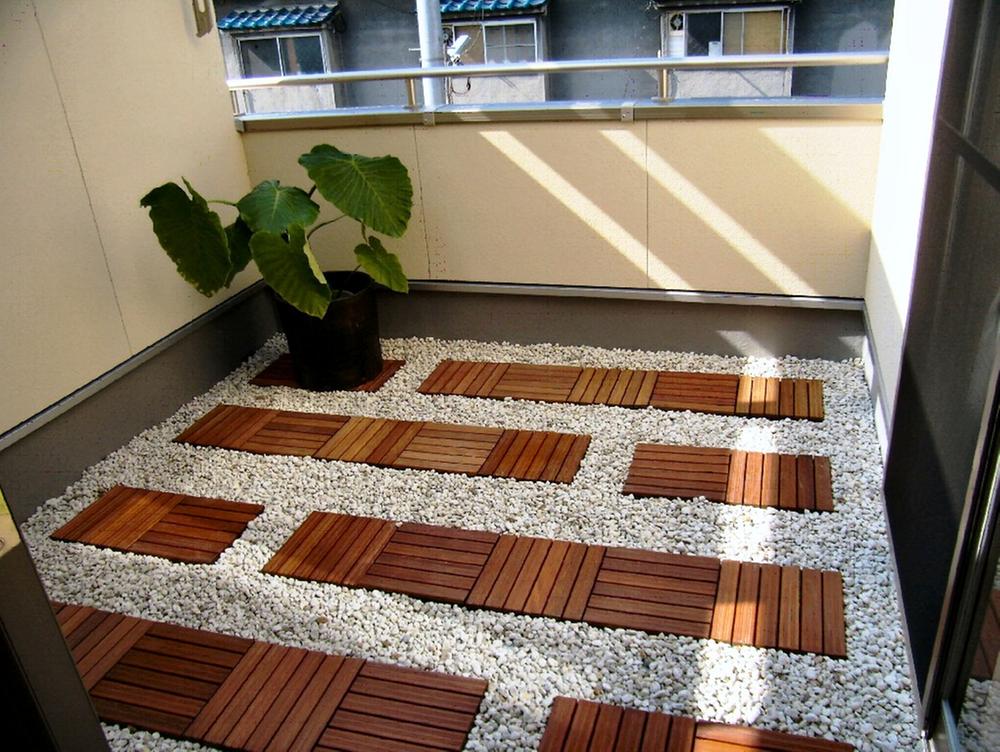 Local photos, including front road. House with a courtyard