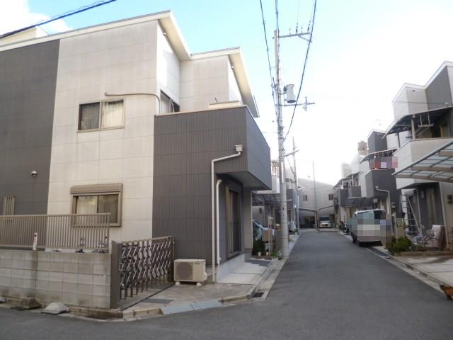 Local photos, including front road.  ☆ Front road 4.7m