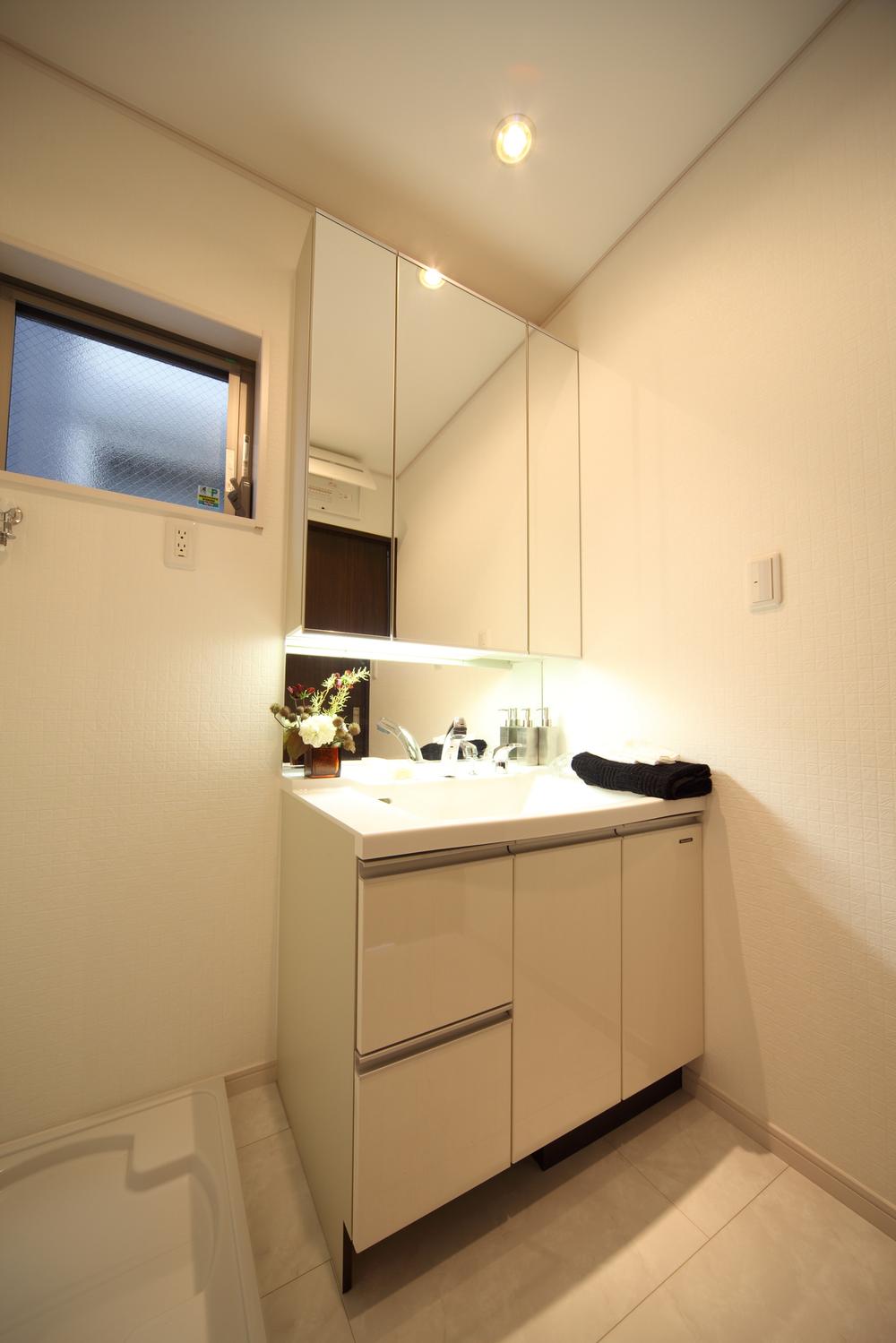 Wash basin, toilet.  [Same specifications] Wash basin