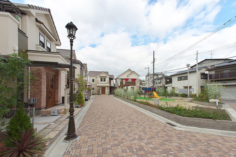 Local photos, including front road. Local (11 May 2012) shooting