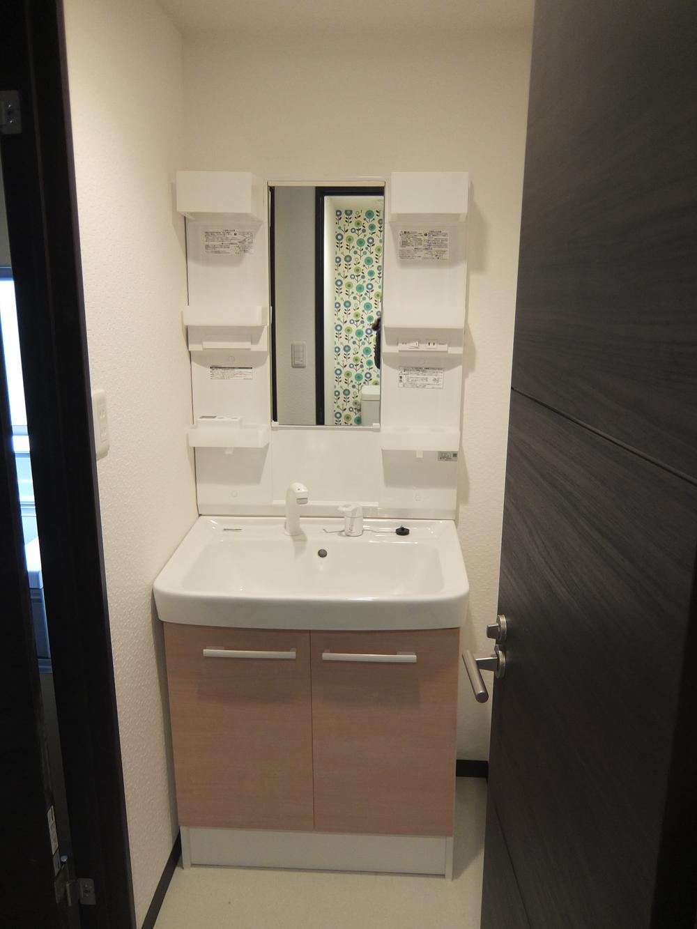 Wash basin, toilet. Indoor (12 May 2013) Shooting