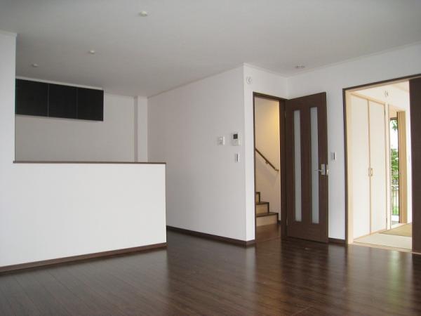Living. Spacious living room of about 22 tatami if Tsunagere and tatami corner
