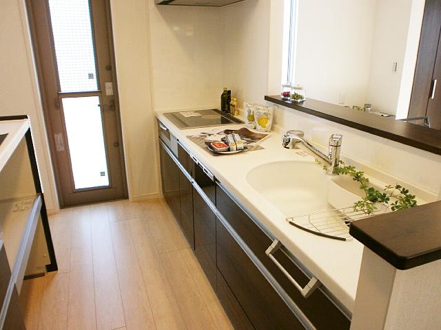 Kitchen. Face-to-face kitchen that can happily housework while taking your family and communication.  [Other construction site]
