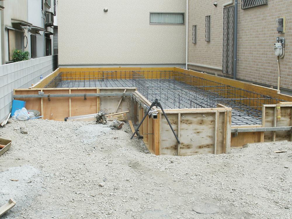 Local appearance photo. Support the building in a planar shape, Adopt a robust reinforced concrete mat foundation.  [Local Photos]