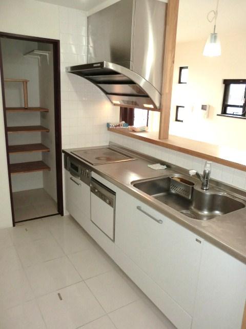 Kitchen. Indoor (12 May 2011) Shooting