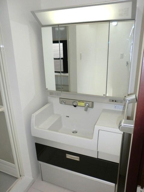 Wash basin, toilet. Indoor (12 May 2011) Shooting