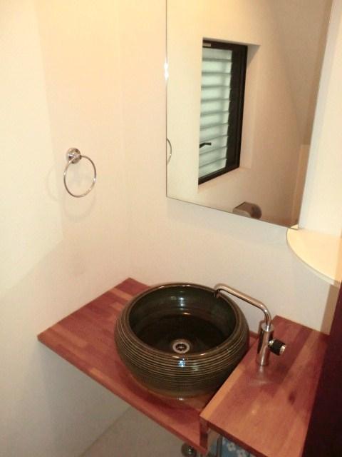 Wash basin, toilet. Indoor (12 May 2011) Shooting