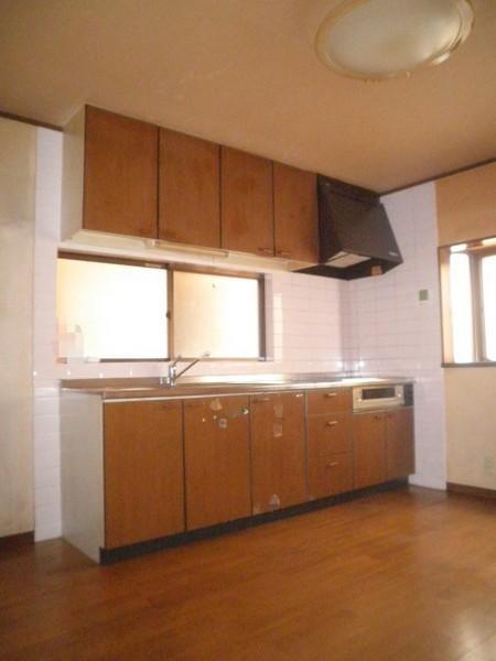 Kitchen. Comfortable even every day of cooking in the kitchen spacious space of wood tone