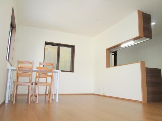 Living. The arrangement of the furniture is also easy to design