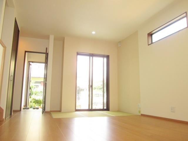 Living. Spacious is the living room of 15 quires