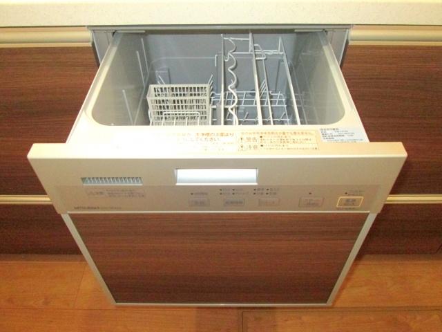 Kitchen. Happy to washing with a dishwasher