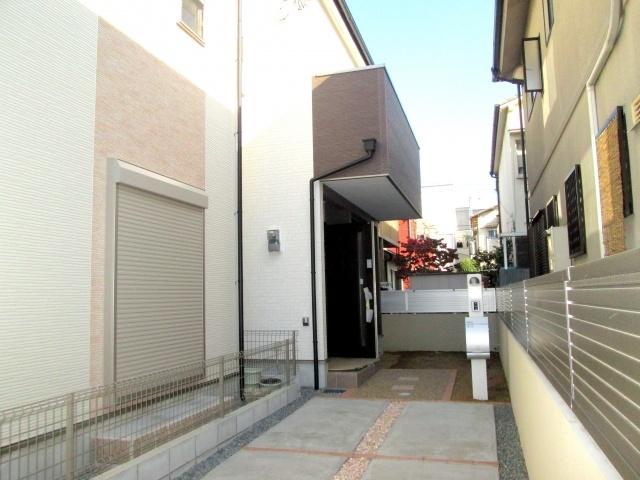 Local appearance photo. Kintetsu is a 10-minute walk from Narasen Kawachi-Hanazono Station