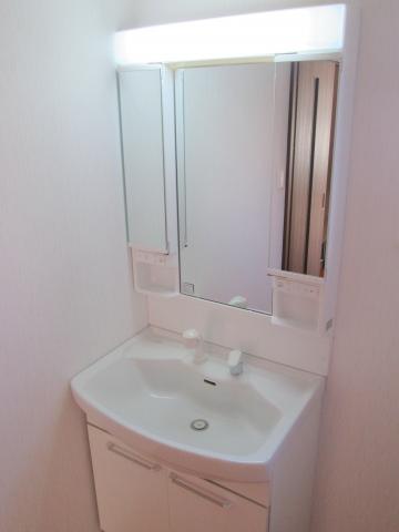 Wash basin, toilet. Shampoo is Dresser