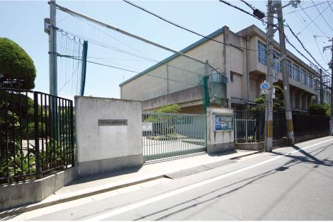 Junior high school. Aida 1020m walk about 13 minutes until junior high school