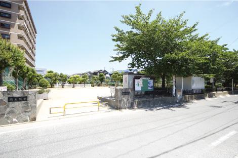 park. Until the end of the park Kitaike 470m walk about 6 minutes