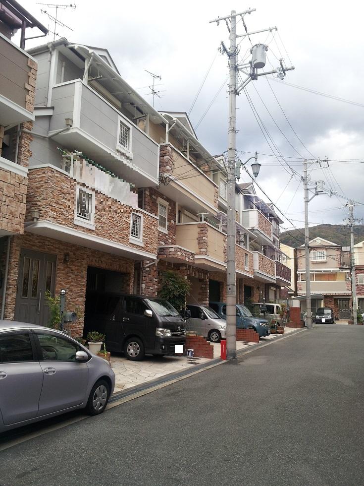 Local photos, including front road. Width about 6m on the south side! 