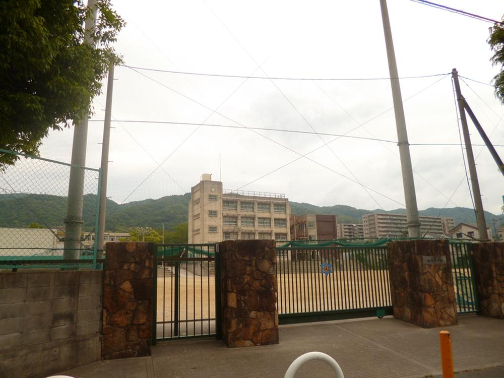 Junior high school. Higashi-Osaka City Maioka junior high school up to 707m Higashi Osaka Municipal Maioka 9-minute walk from the junior high school