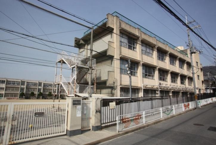 Primary school. Higashi-Osaka to Municipal sheets Okanishi elementary school 113m Higashi Osaka Municipal sheets Okanishi a 2-minute walk from the elementary school