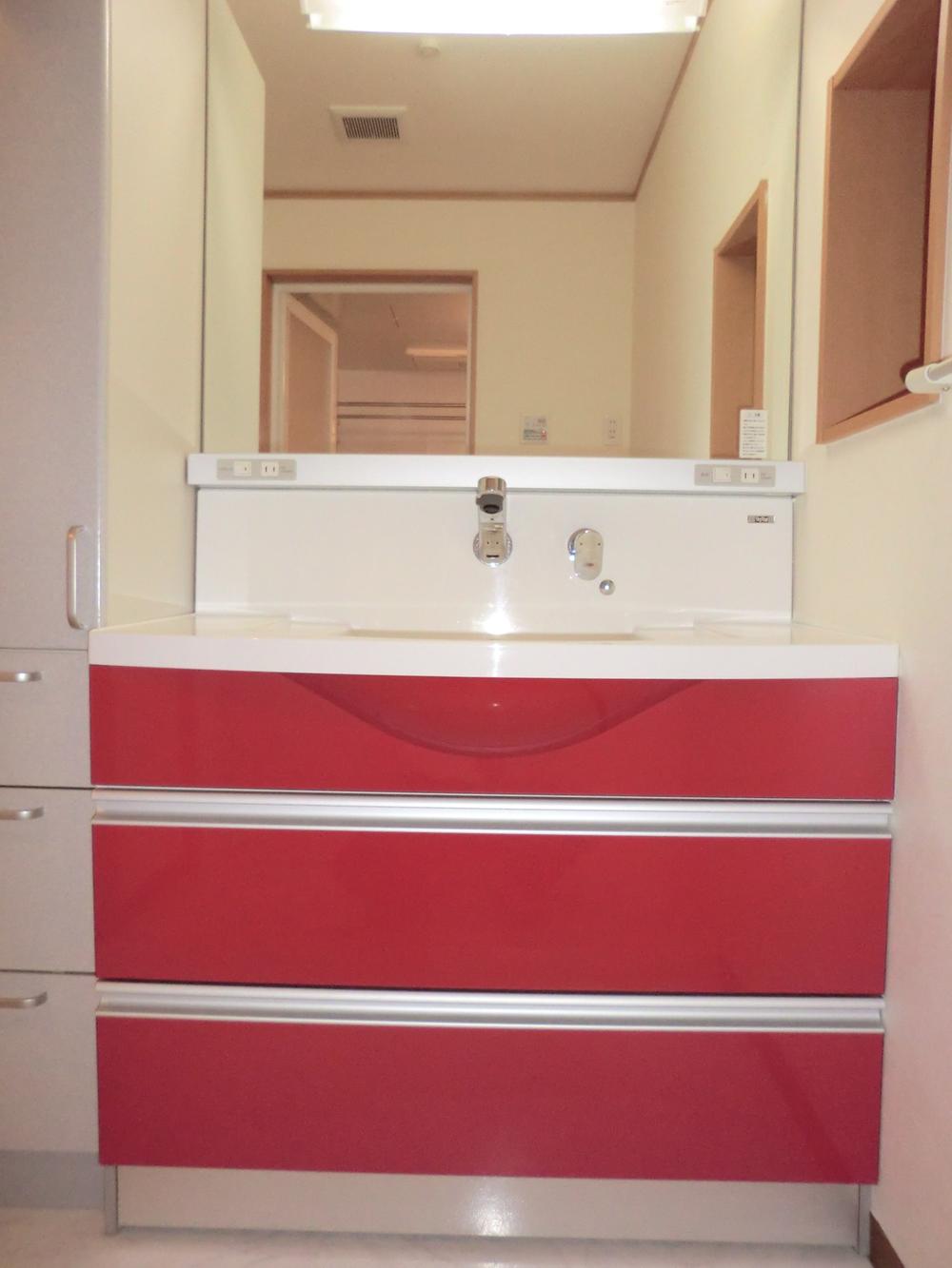 Wash basin, toilet. Indoor (September 2012) shooting