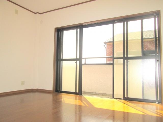 Non-living room. There are Western-style 3 room to 3F