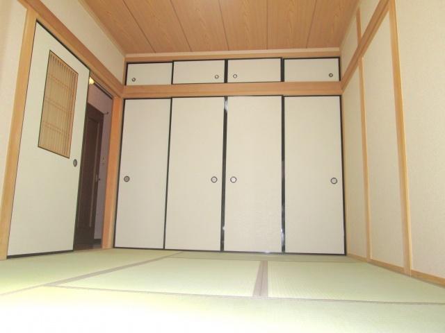 Non-living room. Bright six quires of Japanese-style room