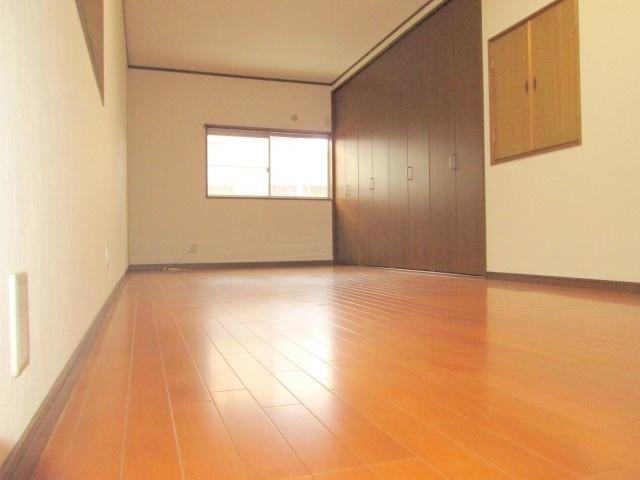 Non-living room. We cross Chokawa