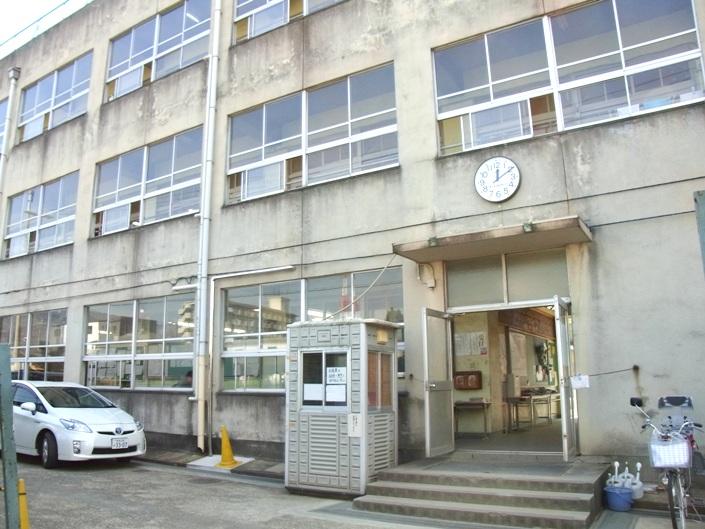 Primary school. Higashi Osaka Municipal Ikeshima to elementary school 756m