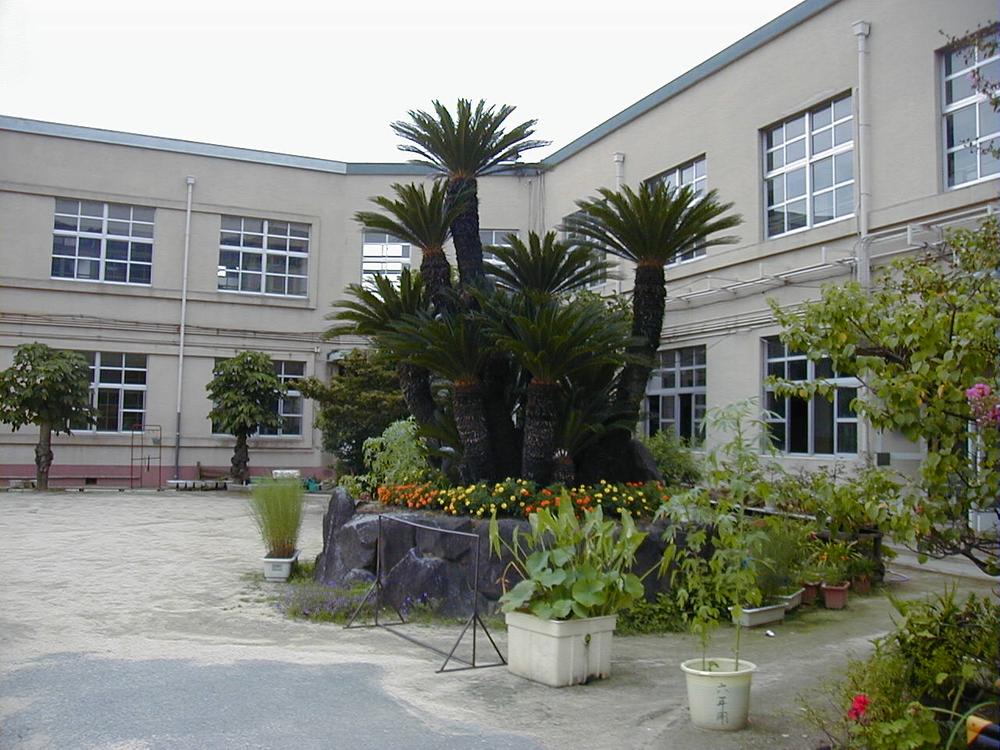 Primary school. Higashi Osaka Municipal Ishikiri to elementary school 881m