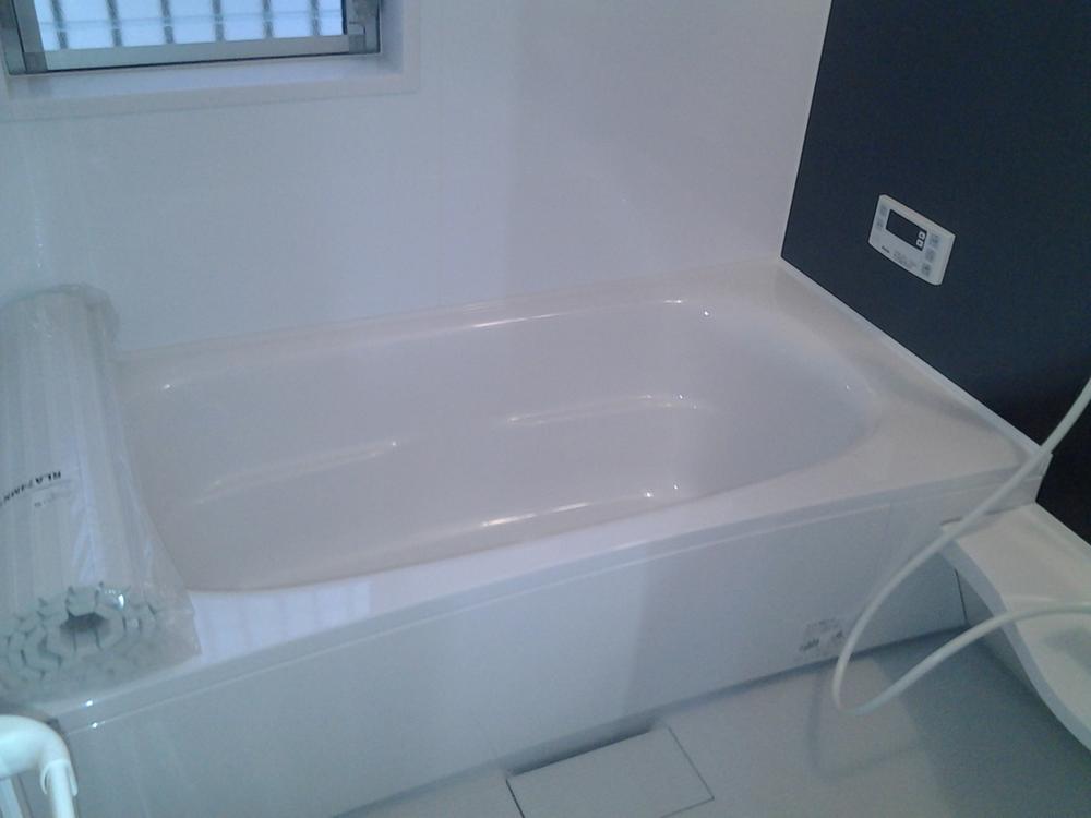 Bathroom. Spacious bath Hitotsubo type