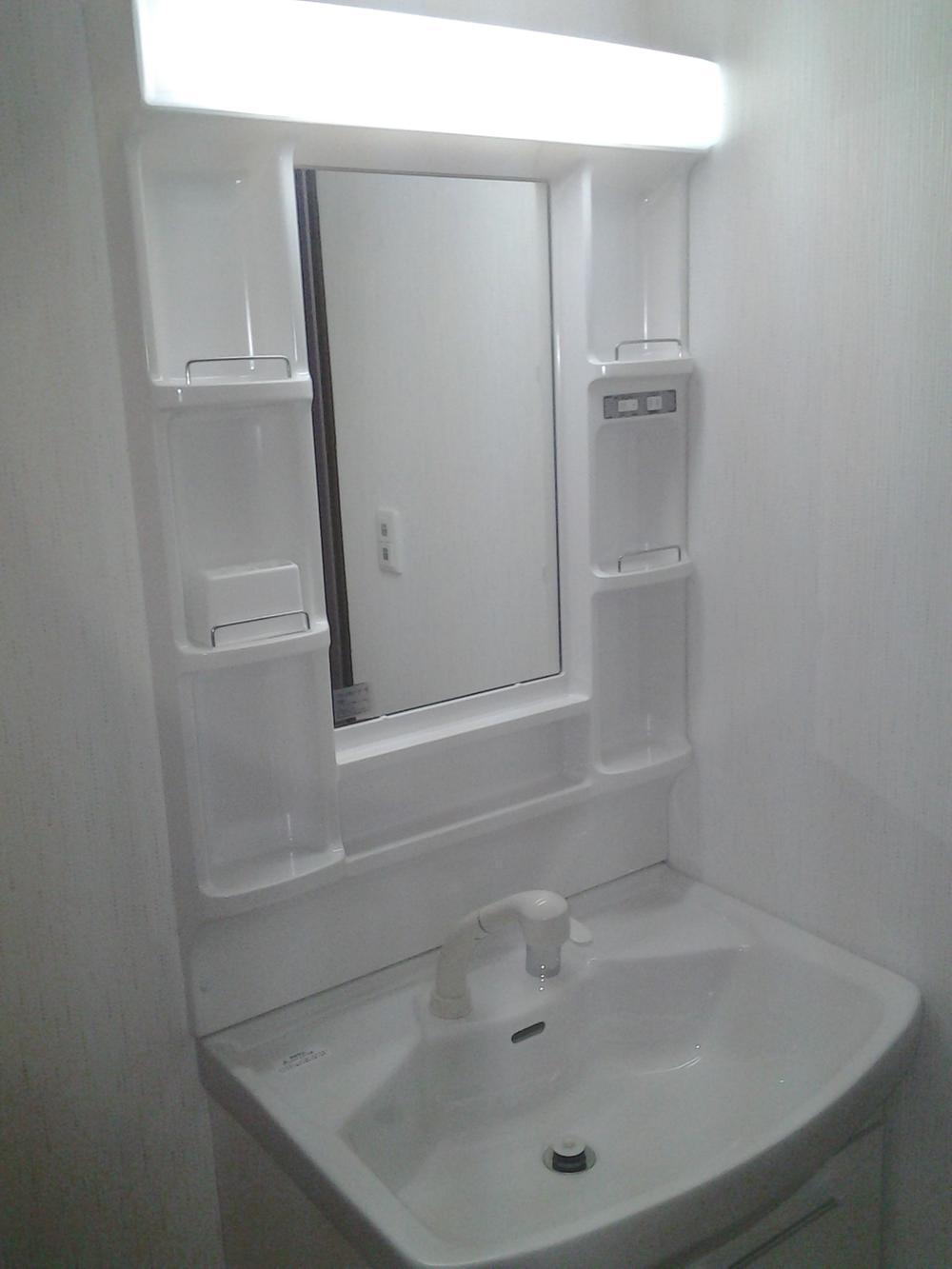 Wash basin, toilet. Washbasin with shower