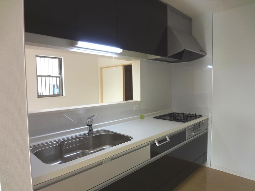 Kitchen. Indoor (12 May 2013) shooting ● 4 No. land