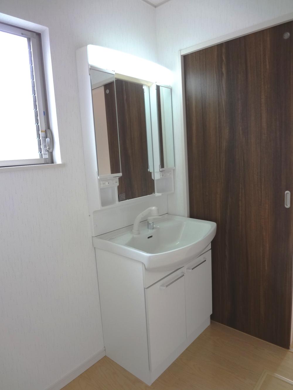 Wash basin, toilet. Indoor (12 May 2013) shooting ● 4 No. land